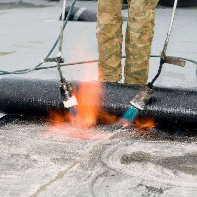 Plat dak branden door dakdekker in Lemmer