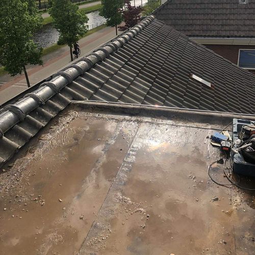 Een oude dakkapel met lekkages Een oude dakkapel in Lemmer